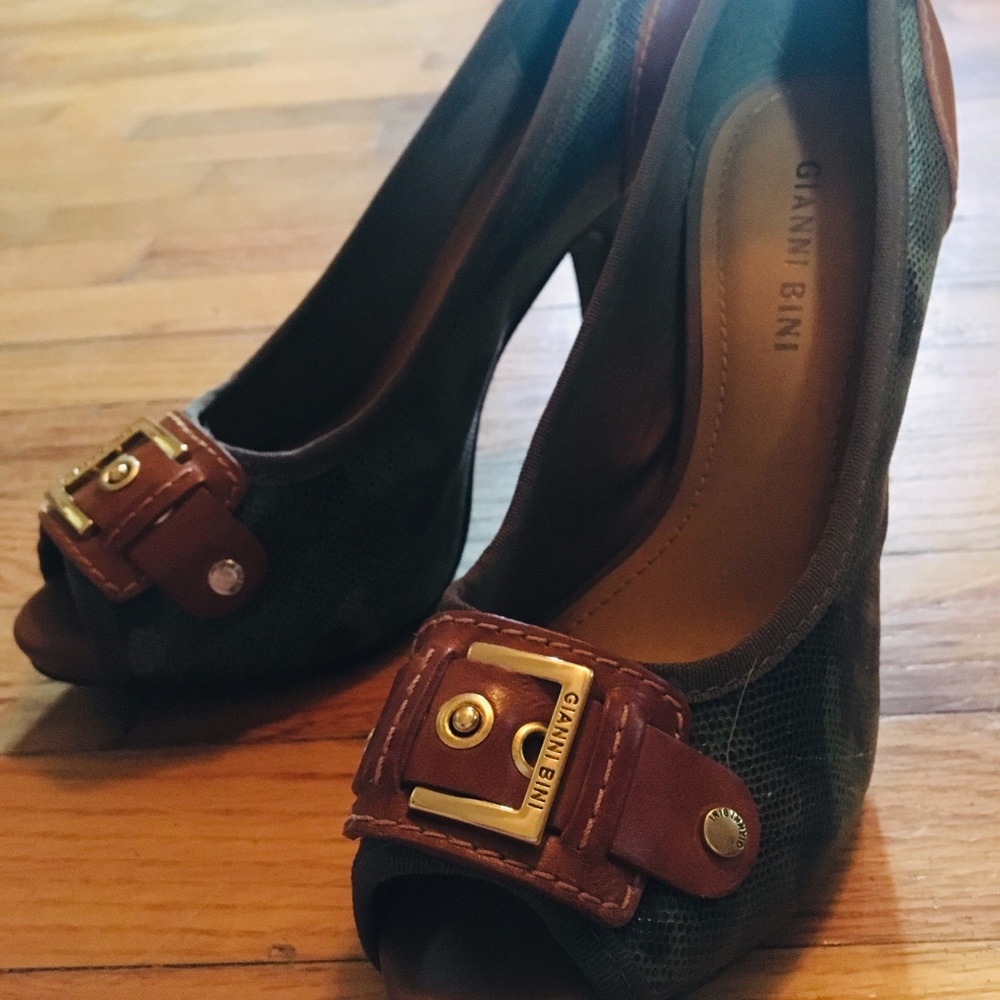 Gianni Bini Camo Peep Toe heels